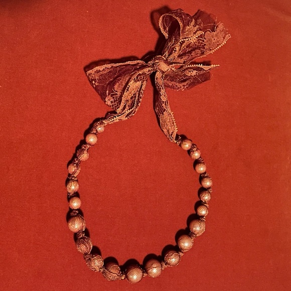 Faux pearls and lace necklace - Picture 2 of 3